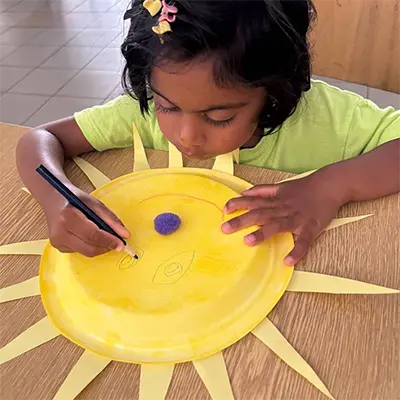 Instruktor vysvětluje dětem cvičení