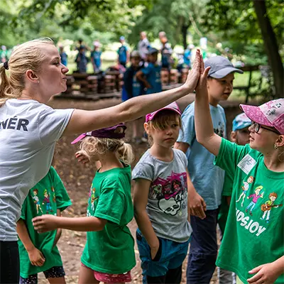 Instruktor s dětmi na hřišti