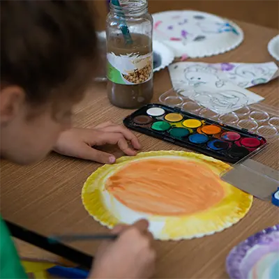 Děti malují obrázky