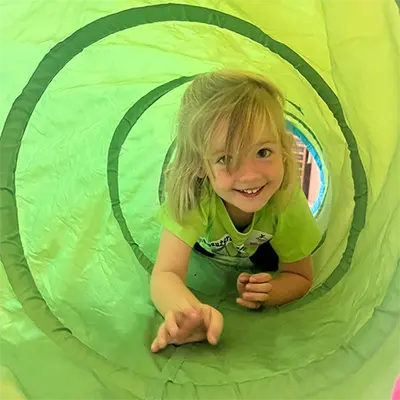 Předškolní děti cvičí v tělocvičně